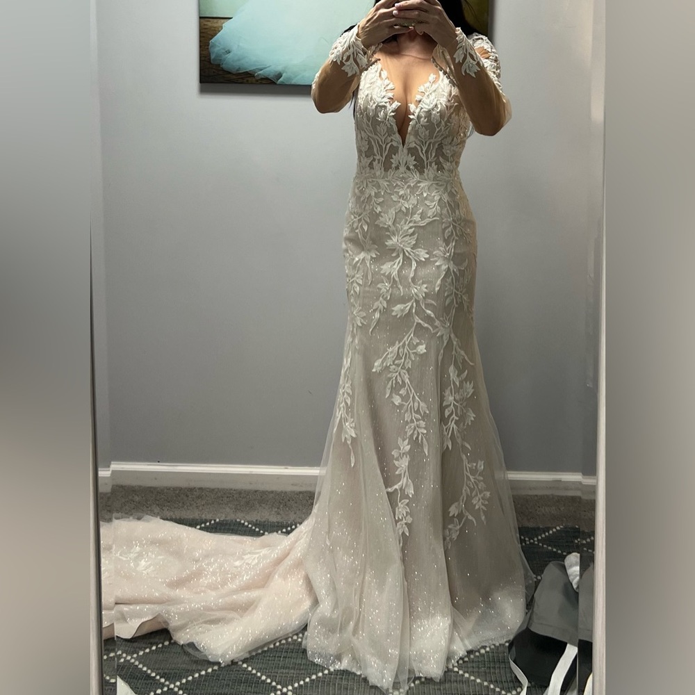 Wedding dress size 10 never worn nwt